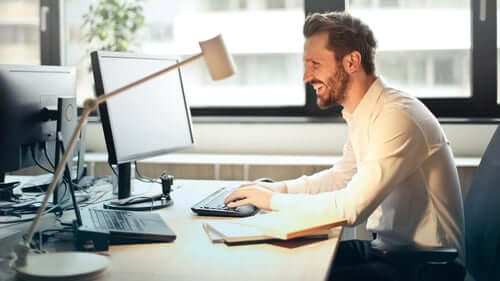 happy-employee while working